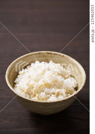 茶碗に盛ったもち麦入りご飯 茶碗に盛ったもち麦入りご飯 125462055