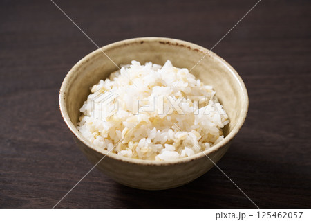 茶碗に盛ったもち麦入りご飯 茶碗に盛ったもち麦入りご飯 125462057