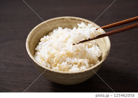 茶碗に盛ったもち麦入りご飯 茶碗に盛ったもち麦入りご飯 125462058