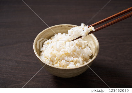 茶碗に盛ったもち麦入りご飯 茶碗に盛ったもち麦入りご飯 125462059