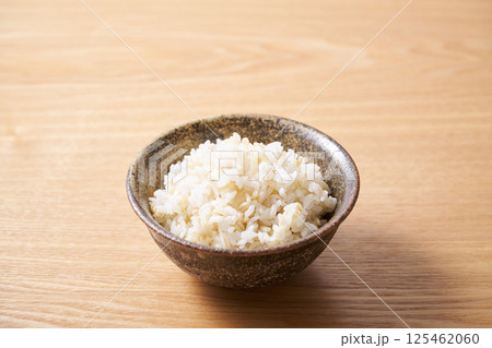 茶碗に盛ったもち麦入りご飯 125462060