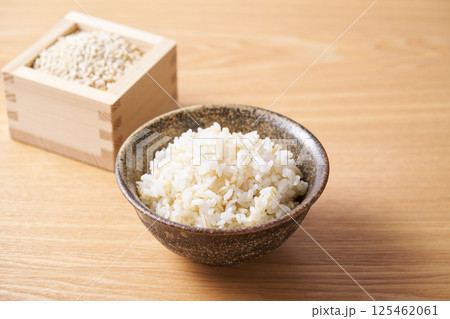 茶碗に盛ったもち麦入りご飯 茶碗に盛ったもち麦入りご飯 125462061