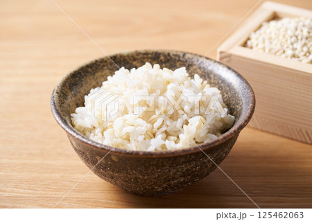 茶碗に盛ったもち麦入りご飯 茶碗に盛ったもち麦入りご飯 125462063