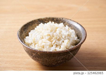 茶碗に盛ったもち麦入りご飯 125462065