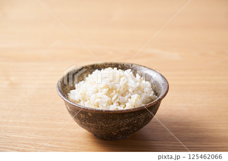 茶碗に盛ったもち麦入りご飯 125462066