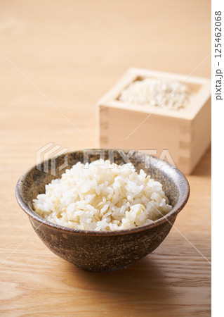 茶碗に盛ったもち麦入りご飯 茶碗に盛ったもち麦入りご飯 125462068