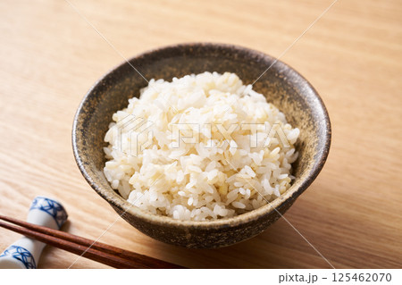 茶碗に盛ったもち麦入りご飯 125462070