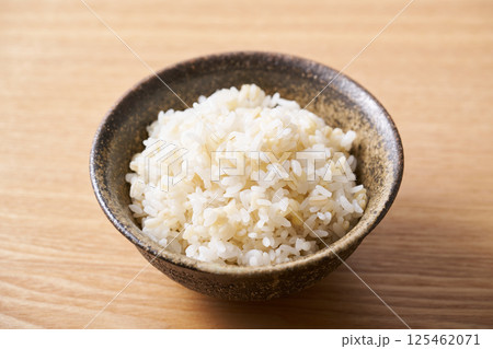 茶碗に盛ったもち麦入りご飯 茶碗に盛ったもち麦入りご飯 125462071