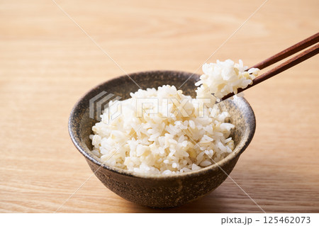 茶碗に盛ったもち麦入りご飯 茶碗に盛ったもち麦入りご飯 125462073