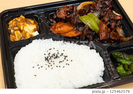 美味しい黒酢鶏肉の中華弁当 美味しい黒酢鶏肉の中華弁当 125462579
