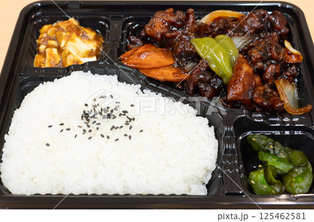 美味しい黒酢鶏肉の中華弁当 125462581