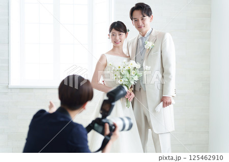 結婚式で撮影するブライダルカメラマン 結婚式で撮影するブライダルカメラマン 125462910