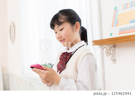 スマートフォンを操作する女の子 スマートフォンを操作する女の子 125462941