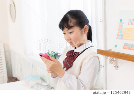 スマートフォンを操作する女子生徒 スマートフォンを操作する女子生徒 125462942