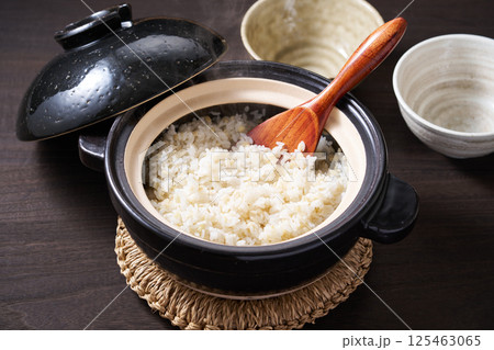 土鍋で炊いたもち麦入りご飯 土鍋で炊いたもち麦入りご飯 125463065