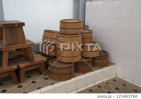 レトロな銭湯椅子と桶 125463760