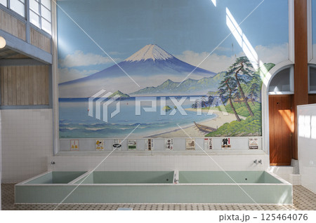 レトロな銭湯定番富士山 レトロな銭湯定番富士山 125464076