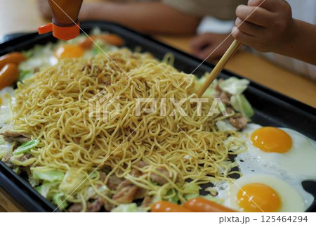 ホットプレート焼きそば ホットプレート焼きそば 125464294
