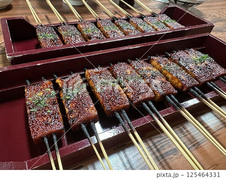 料亭の味~山椒の乗った豆腐ステーキ・味噌田楽が何本もずらり並ぶ 料亭の味~山椒の乗った豆腐ステーキ・味噌田楽が何本もずらり並ぶ 125464331