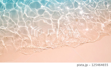 夏の綺麗な水面と白砂が美しいビーチ 夏の綺麗な水面と白砂が美しいビーチ 125464655