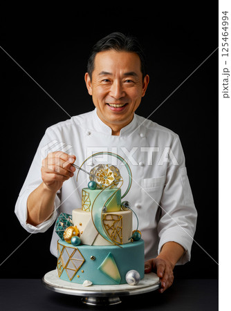 創作ケーキを創る男性パティシエ 125464994