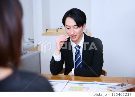 自宅訪問のセールスイメージ 自宅訪問のセールスイメージ 125465237