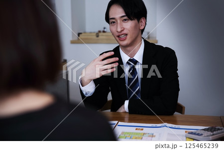 強引に契約させる悪徳セールスイメージ 強引に契約させる悪徳セールスイメージ 125465239