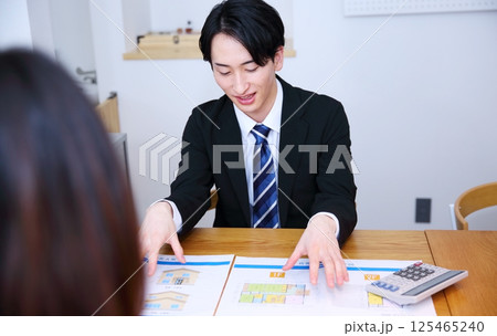 自宅訪問のセールスイメージ 125465240