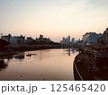 静かな夜明けの川沿い都市風景 / Quiet riverside cityscape at dawn 125465420