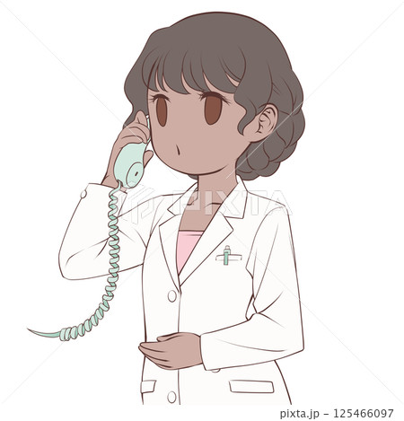 受話器を持って話す褐色肌の女性薬剤師・呼び出し中 125466097