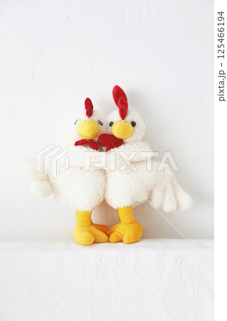 白い背景度撮った番の鶏のぬいぐるみ 125466194