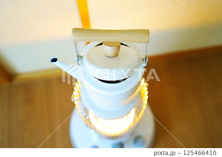 石油ストーブに載せたやかん 石油ストーブに載せたやかん 125466410