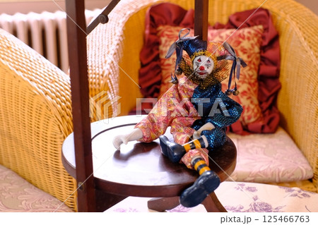 部屋に飾られたピエロの人形 125466763