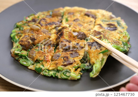 大阪名物・すじコンねぎ焼き完成・箸リフト 大阪名物・すじコンねぎ焼き完成・箸リフト 125467730