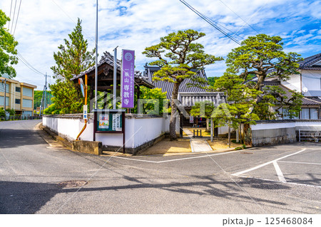 【重要伝統的建造物群保存地区】矢掛宿 初夏の宿場町の寺院の風景2 岡山県小田郡矢掛町 【重要伝統的建造物群保存地区】矢掛宿 初夏の宿場町の寺院の風景2 岡山県小田郡矢掛町 125468084