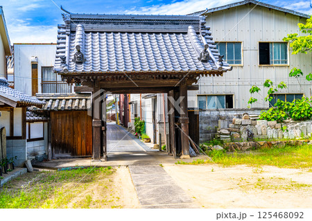 【重要伝統的建造物群保存地区】矢掛宿　初夏の宿場町の寺院の風景1　岡山県小田郡矢掛町 125468092