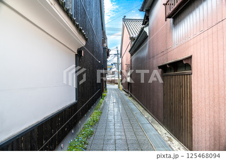 【重要伝統的建造物群保存地区】矢掛宿　初夏の宿場町の路地1　岡山県小田郡矢掛町 125468094