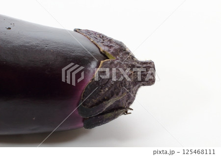 茄子のヘタ、黒く神々しい 125468111