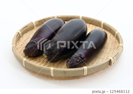 茄子の収穫、ザルと一緒 125468112