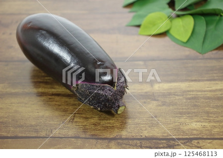 緑の葉と茄子 125468113
