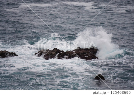 日本海の波しぶき 125468690