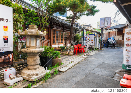 ソウル 仁寺洞(インサドン)の路地裏風景 ソウル 仁寺洞(インサドン)の路地裏風景 125468805