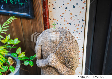 ソウル　仁寺洞（インサドン）　店先の石像 125468806