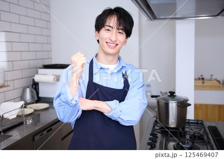 男性のキッチン 料理イメージ 男性のキッチン 料理イメージ 125469407