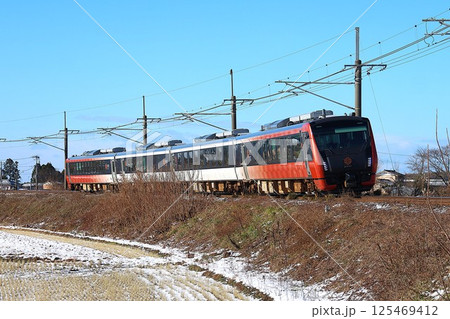 【JR東日本】冬のHB-E300系 快速「海里」（白新線：黒山〜佐々木） 125469412