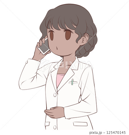 スマホで電話をかける褐色肌の女性薬剤師・呼び出し中 125470145