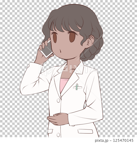 一位皮膚黝黑的女藥劑師正在用智慧型手機打電話 - 打電話 125470145