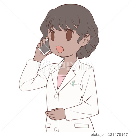 スマホで電話をかける褐色肌の女性薬剤師・笑顔 スマホで電話をかける褐色肌の女性薬剤師・笑顔 125470147