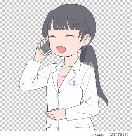 一位黑髮女藥劑師用智慧型手機打電話,面帶微笑 一位黑髮女藥劑師用智慧型手機打電話,面帶微笑 125470153