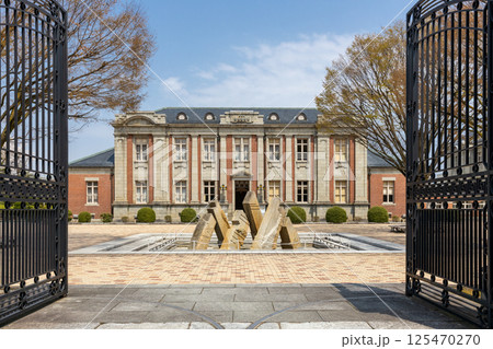 正門と山形県旧県会議事堂 125470270